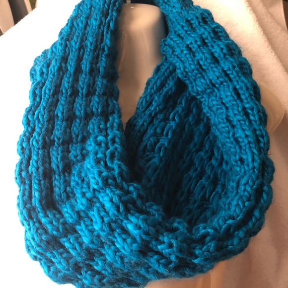 Cable knit infinity scarf - Picture 2 of 3